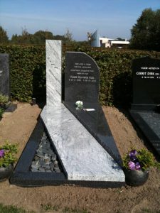 Enkel monument met grafbedekking